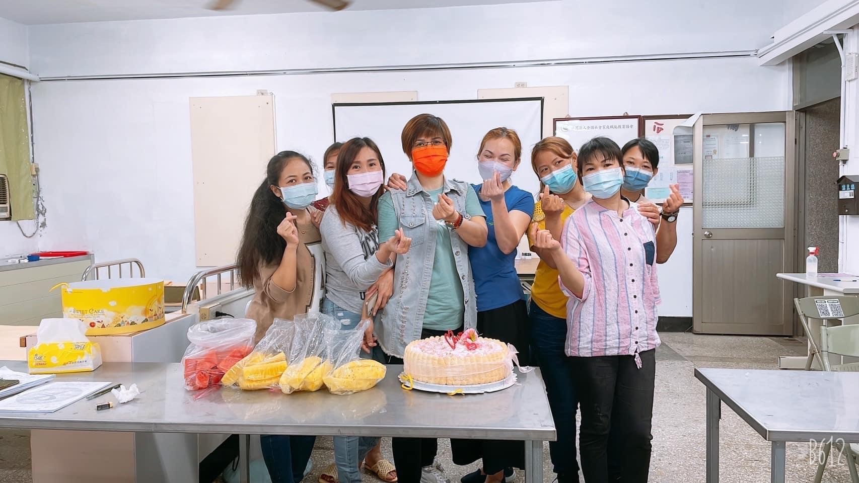 Ms. Li Anna (front row, second from left), who has obtained the Caregiver Technical Certificate in a single category, participates in a home caregiver course. (Photo / Retrieved from the Immigration Agency website)